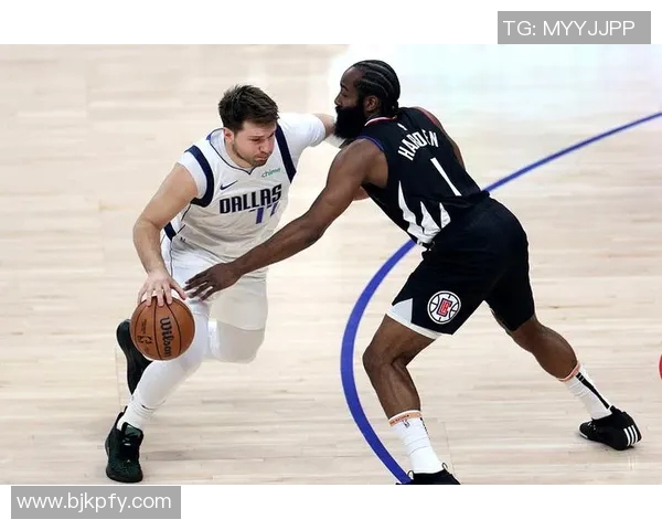 勇士与火箭激战正酣NBA季后赛精彩对决引发球迷热议